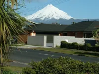 Tree Tops  Apartment opposite Pukekura Park