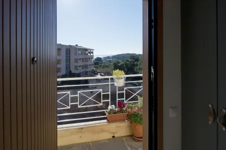 LucyZen! Stylish Apt, Athenian Riviera, near beach