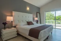 GORGEOUS VILLA PRIVATE POOL, BEACH & GOLF Hotels in Puerto Aventuras