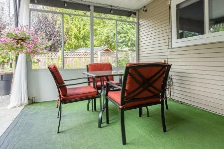 Guest Suite in West Maple Ridge Отели в г. Мейпл Ридж