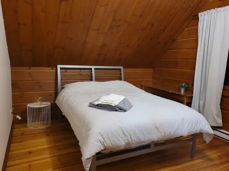 Riverside Modern Rustic 3 bds Chalet in Tremblant