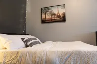 Cozy Home in the Heart of Downtown Winnipeg  호텔