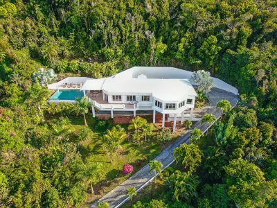 Private Oasis with Breathtaking Ocean Views and Huge Pool โรงแรมใน