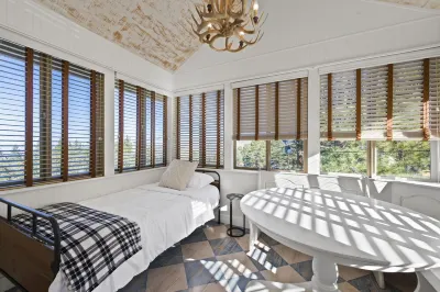 Spacious, Luxury, Picturesque "Mountain High Manor"- Ski Resort Town!
