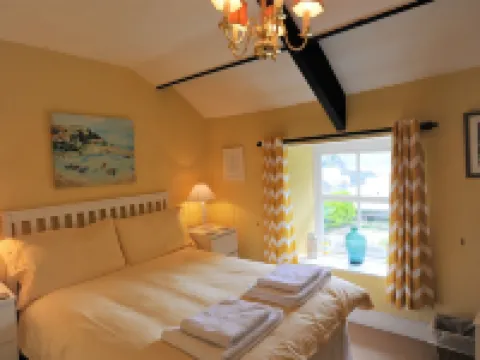 Seaweed Cottage in Fowey overlooking the beach with a garden and a parking space 福伊酒店