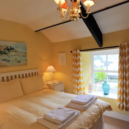 Seaweed Cottage in Fowey overlooking the beach with a garden and a parking space
