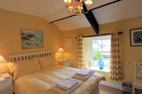 Seaweed Cottage in Fowey overlooking the beach with a garden and a parking space