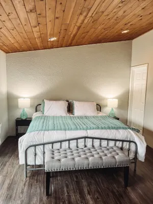 New-clean/cozy House. Next to Hospital.Centrally Located. Sauna/PingPong Table.