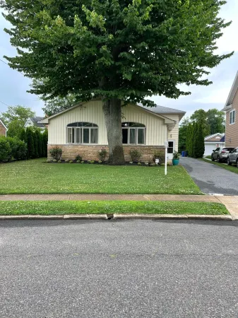 2 Block walk to the beach..... Отели рядом с достопримечательностью «Парк Дивайн»