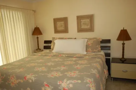 Luxury 5 Bedroom Ocean Front Villa Отели в г. Остров Парадайз