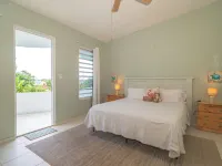Hideaway with Wraparound Balcony: Beautiful Views, Great Vibes, Family Friendly