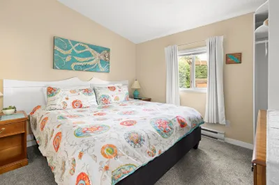 Oceanfront Cottage: Private Dock, Beach Access, Hot Tub, BBQ & Free Kayaks