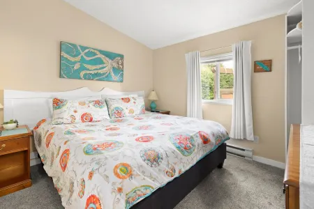 Oceanfront Cottage: Private Dock, Beach Access, Hot Tub, BBQ & Free Kayaks