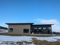 Modern luxury ski/golf paradise! 36 hole adjacent, 5 miles to skiing, 21ft spa!