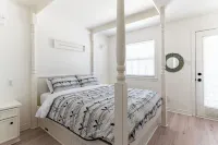 4 BR Beach Cottage: Hot Tub- Firepit-Table tennis Hotels near Wasaga 500 Go-Karts