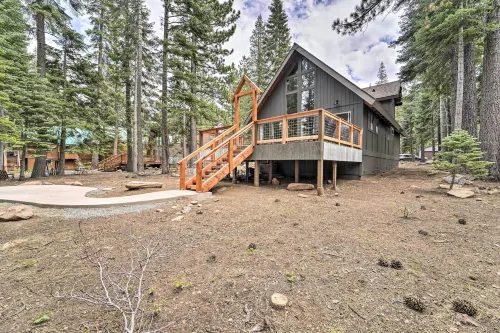 2 Mi to Tahoe Donner Ski Resort Forest-View Haven - Pet friendly