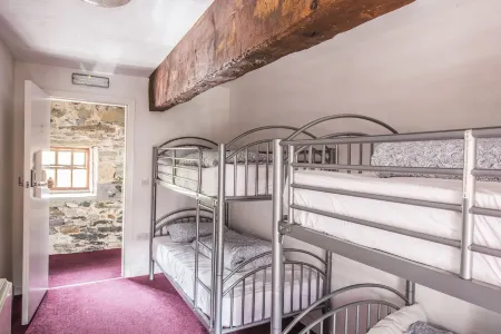 Old Mill Holiday Hostel Отели в г. Уэстпорт
