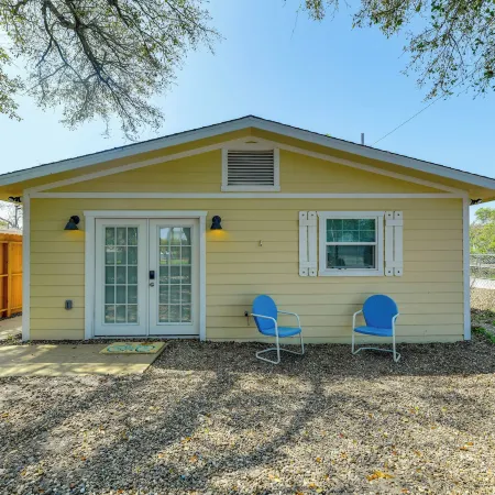 Walk to Pier & Dining: Central Rockport Cottage
