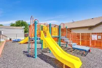 13 Mi to OKC Edmond Home with Playground Access! Hotel di Edmond