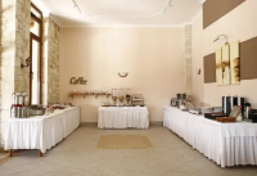 Stratos Hotel