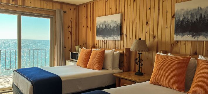 Cliff Dweller on Lake Superior Hotels in Cook County