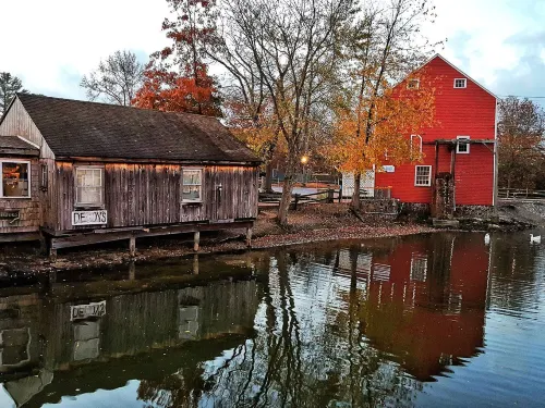 Colonial Inn Hotels in Smithville