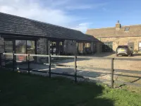 The Coach House & the Stables Yorkshire Peak District with and Without Hot Tub Options - parking
