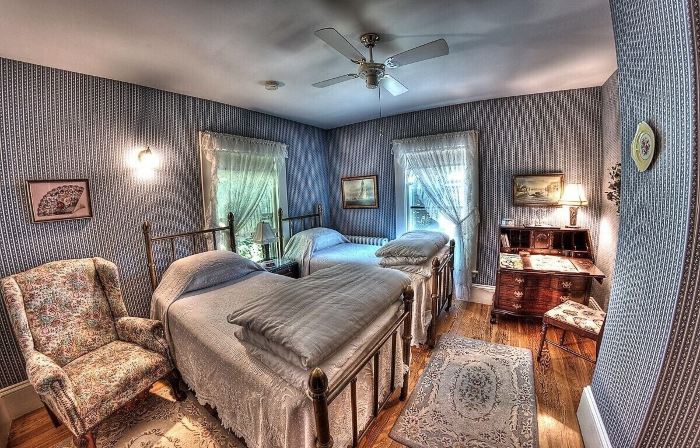 The Jeweled Turret Inn