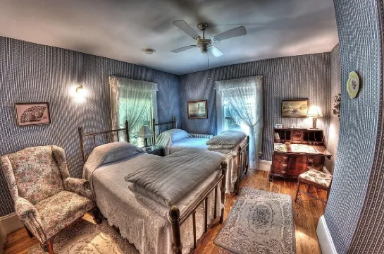 The Jeweled Turret Inn