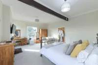 Borrowfield Lodge Hotels in Stanley Common