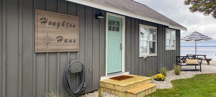 Charming Modern Cottage on Houghton Lake! Hotels in Roscommon County