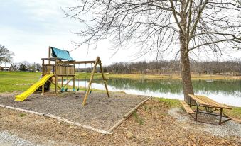 Truman Lake Retreat: Large Deck & On-site Fishing!