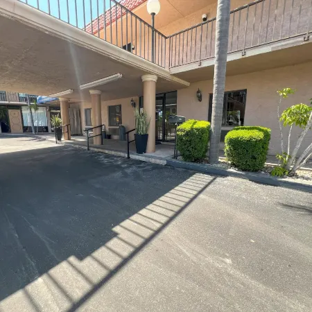 Tarpon Shores Inn