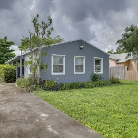 3 Mi to Beach: Quaint Home w/ Patio in Hollywood