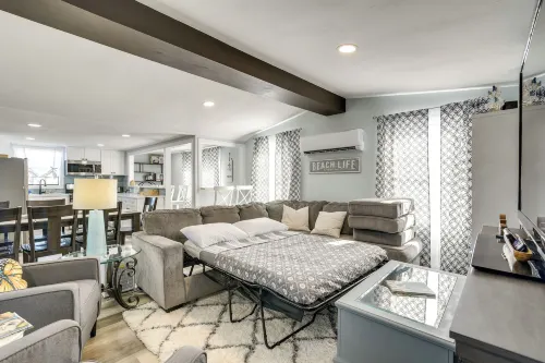 Galveston Getaway w/ Shared Yard, Walk to Seawall!