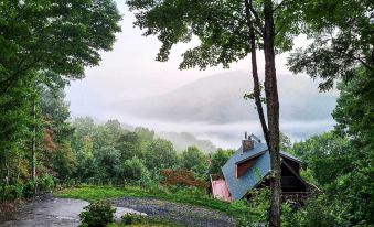 Spacious Franklin Cabin w/ Mountain Views!