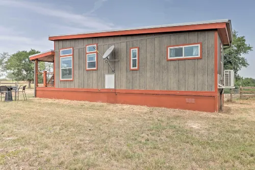 Modern Sunset Cabin w/ Wood Fire Pit! - Parkplatz