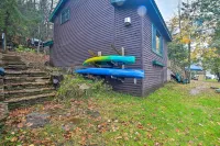 'Skylight' Adirondack Cabin w/ on-Site Lake - parking