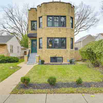 Family Apartment w/ Deck + Yard Near Northwestern Hotel Exterior