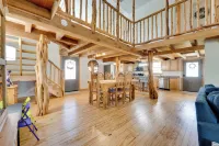 Pet-Friendly Cabin on 3 Acres 7 Mi to Uvalde!