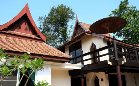 Ayutthaya Garden River Home Отели рядом с достопримечательностью «Wat Niwet Thammaprawat»