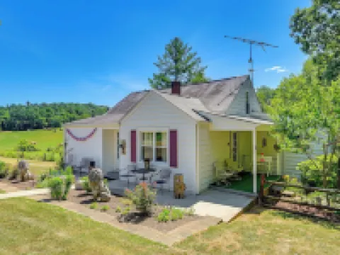 Family Fancy Gap Cottage w/ Deck - Pets Welcome! Hotels in Laurel Fork