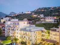 Hotel Gardenia Sorrento, Ascend Hotel Collection Отели рядом с достопримечательностью «Пляж Леонеллис»