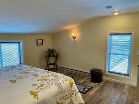 Cozy, Clean & Convenient 1-bedroom apartment with AC & WiFi in charming Clayton