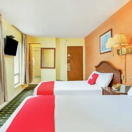 OYO Hotel Downtown Peoria I-74