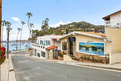 Catalina Courtyard Suites