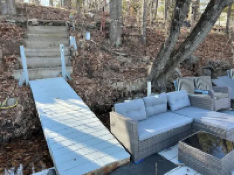 2Br, 2 King Beds, 1 BA, and Kitchenette in Lakeside Home in Greenwich. Hotels in Greenwich