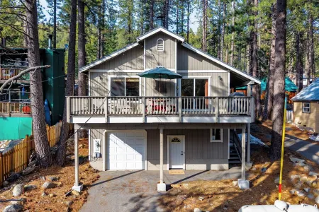 Stylish Truckee Retreat Deck, Near Lake & Skiing Moraine by Avantstay Отели рядом с достопримечательностью «Запад Энд Бич»