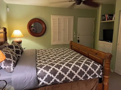 Room 6️⃣ with kitchen and bathroom in Old Palm Springs hotel by the heated pool 🦋