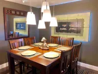 Mid Century Modern, Luxury Private Home | Breathtaking Pool 休斯頓霍比機場附近的飯店